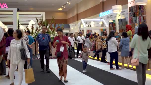 Cenário Corredor Exposições Lotado — Vídeo de Stock