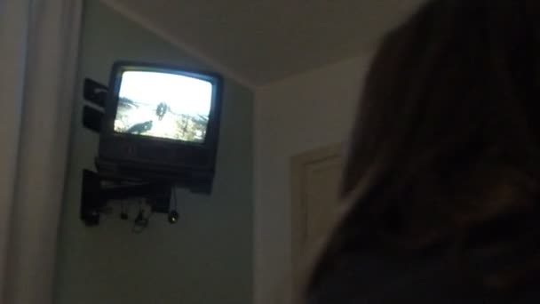 Menina Assistindo Televisão Visão Noturna — Vídeo de Stock