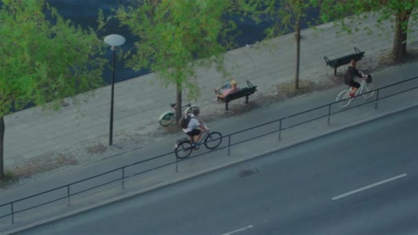 Ποδηλασία Κατά Μήκος Της Παραλίας Στη Στοκχόλμη — Αρχείο Βίντεο
