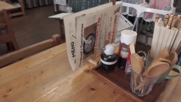 日本斗牛士横渡餐桌 — 图库视频影像
