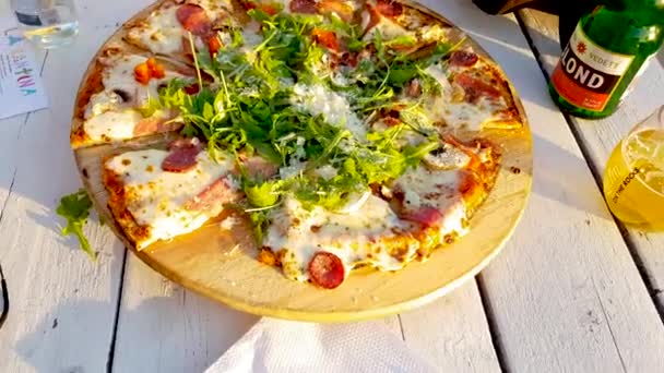 Pizza Tisch Der Strandbar Zur Stunde Des Sonnenuntergangs — Stockvideo