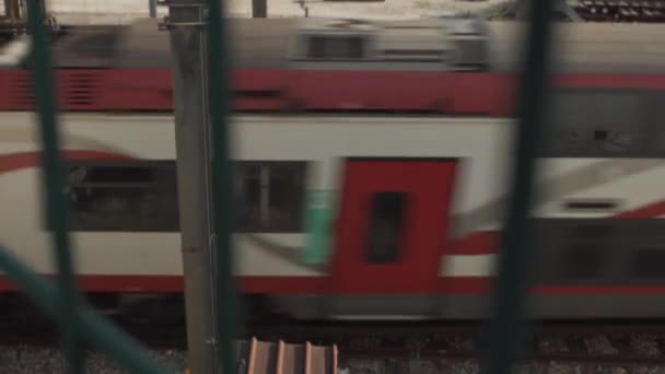Высокоугольный Увеличенный Снимок Проходящего Мимо Французского Поезда Грилем Переднем Плане — стоковое видео