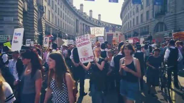 Присутствие Полиции Лондоне Знак Протеста Против Визита Трампа Пятница Июля — стоковое видео