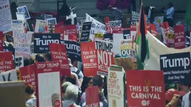 伦敦7月13日星期五开始对特朗普的访问提出抗议 人群和信号随之形成 数以千计的抗议者游行反对特朗普 — 图库视频影像