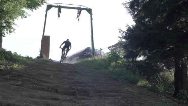 Downhill Verseny Egy Ösvényen Szlovén Hegyek — Stock videók