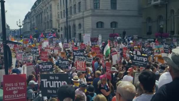 Большая Толпа Собирается Начале Лондонского Протеста Против Визита Трампа Пятницу — стоковое видео