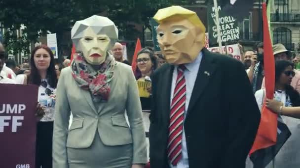 ロンドンはトランプの訪問に抗議する7月13日金曜日 何千人もの抗議者がトランプに向かって行進した テレサ メイとドナルド トランプの風刺的な衣装 — ストック動画