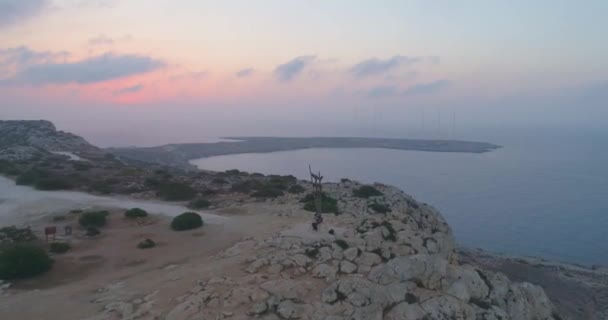 Drone Survolant Une Montagne Pour Dévoiler Soleil Levant Mer Arrière — Video