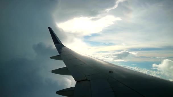 Самолет Облаков Красивым Голубым Небом — стоковое видео