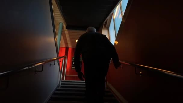 Vieil Homme Montant Les Escaliers Sur Une Fée — Video