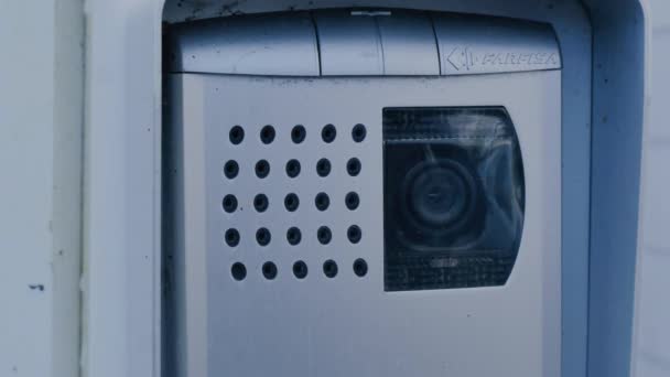 Камера Видеонаблюдения Крупным Планом Камера Динамиком Входа Дом Снято — стоковое видео