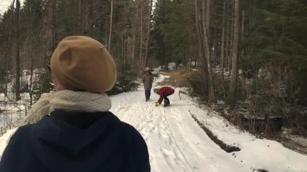 Γυναίκα Και Άντρας Ρίχνουν Χιονόμπαλες Ένας Στον Άλλον — Αρχείο Βίντεο
