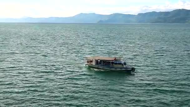 Vista Aérea Lago Cruzamento Barco — Vídeo de Stock