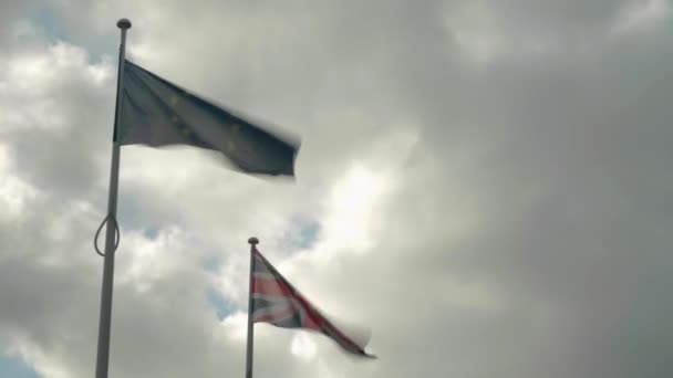 Timelapse Storbritannien Flagga Och Europeiska Unionens Flagga Med Moln — Stockvideo