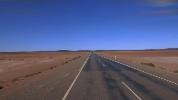 Filmagem Aérea Uma Estrada Rodoviária Através Deserto Australiano — Vídeo de Stock