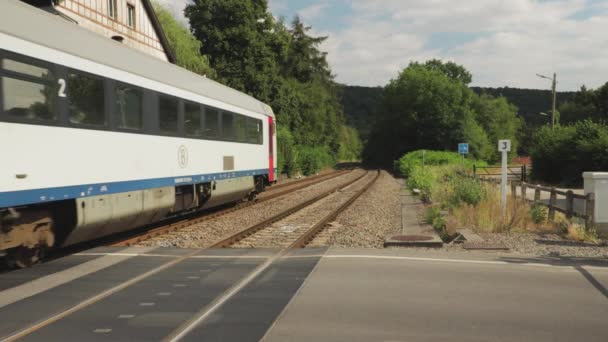 Tren Que Sale Una Estación Jamioulx Bélgica — Vídeo de stock