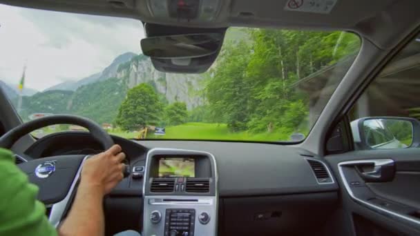 Hombre Conduciendo Camino Montaña Suizo Con Suv Desde Perspectiva Interior — Vídeo de stock