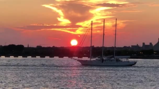 Hudson Nehri Günbatımı Yelkenli Gemiyle — Stok video
