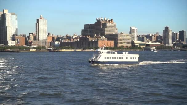 Fähre Auf Dem New Yorker Hudson River Mit Skyline — Stockvideo