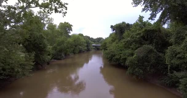 一架无人驾驶飞机沿河飞行的镜头 — 图库视频影像