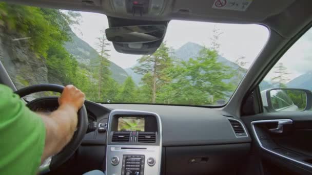 Hombre Conduciendo Camino Montaña Suizo Con Suv Desde Perspectiva Interior — Vídeos de Stock