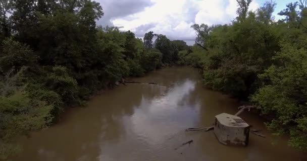 Drone Die Stroomopwaarts Een Rivier Vliegt — Stockvideo