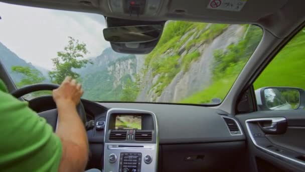 Homme Conduisant Une Route Montagne Suisse Avec Vus Point Vue — Video