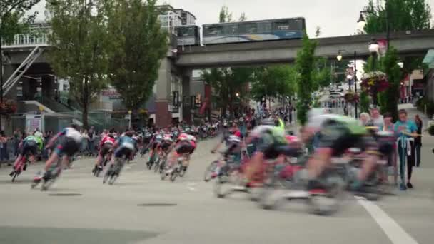 Yarış Sırasında Bisikletçiler Köşeyi Dönüyor — Stok video