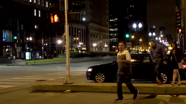 在芝加哥市中心 汽车和人在夜间循环的时差 — 图库视频影像