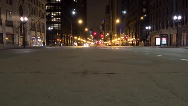 Νυχτερινή Διακοπή Των Αυτοκινήτων Που Σταματούν Φανάρια Στο Δρόμο Της — Αρχείο Βίντεο