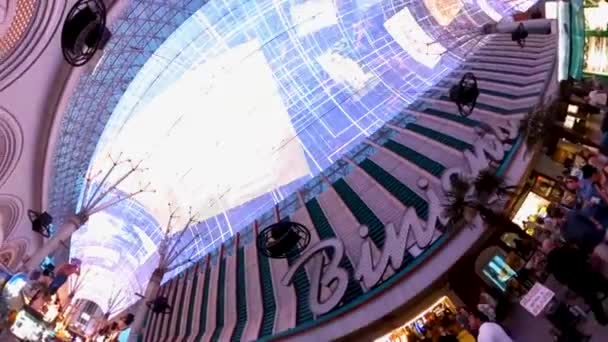 Stojąc Freemont Street Las Vegas Ludźmi Latającymi Linii Zjazdowej Nad — Wideo stockowe