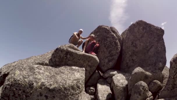 Pareja Senderismo Pasando Por Terreno Rocoso — Vídeo de stock