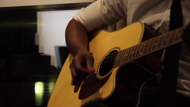 Close Afro Kytarista Hrací Nástroj — Stock video