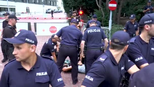 Quattro Persone Sono State Arrestate Mentre Protestavano Davanti Parlamento Polacco — Video Stock