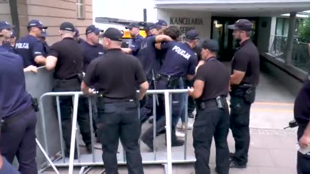 Polonya Parlamentosu Önünde Protesto Sırasında Dört Kişi Gözaltına Alındı Temmuz — Stok video