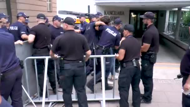 Vier Mensen Werden Vastgehouden Terwijl Protesteerden Voor Het Poolse Parlement — Stockvideo