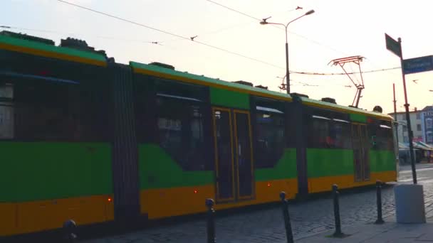Місто Ввечері Жінка Біжить Тротуару Щоб Встигнути Трамвай — стокове відео