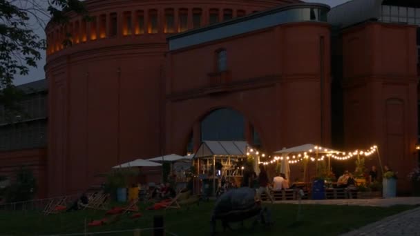Cidade Noite Pessoas Estão Sentadas Num Pub Luminoso Fora — Vídeo de Stock
