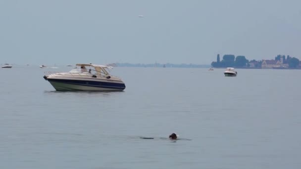 Barco Lago Constanza — Vídeo de stock