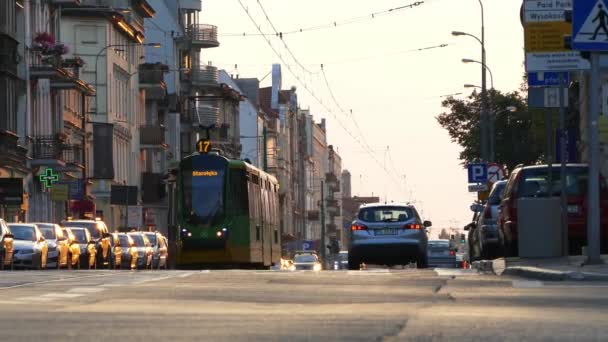 Ciudad Atardecer Tranvía Pasa Por Una Encrucijada Donde Hay Mucho — Vídeos de Stock