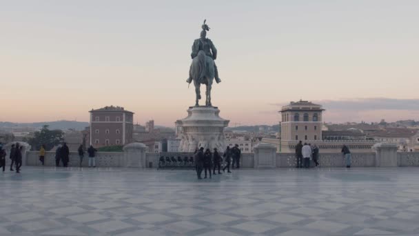 Turistas Visitando Monumento Italiano — Vídeos de Stock