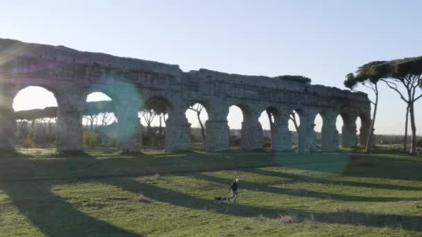 Italianos Passeando Cães Aqueducts Park — Vídeo de Stock