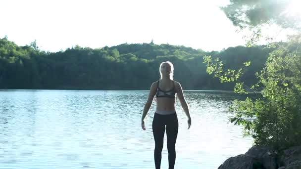 Jovem Fêmea Fazendo Yoga Lago Durante Pôr Sol — Vídeo de Stock