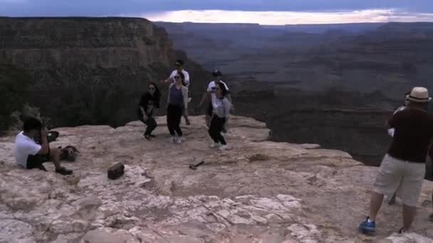 Des Touristes Asiatiques Sautent Poser Sur Bord Sud Grand Canyon — Video