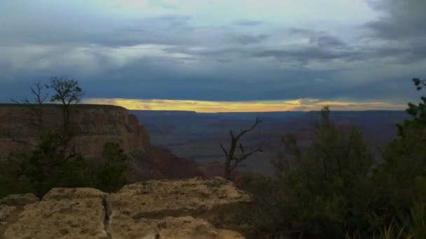 Camminando Lungo Grand Canyon Durante Tempesta Nuvoloso — Video Stock