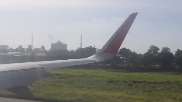 Alas Del Avión Aterrizando Pista Través Ventana — Vídeo de stock