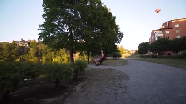 Biały Mężczyzna Brodą Siedzi Ławce Nad Jeziorem Słoneczny Letni Wieczór — Wideo stockowe