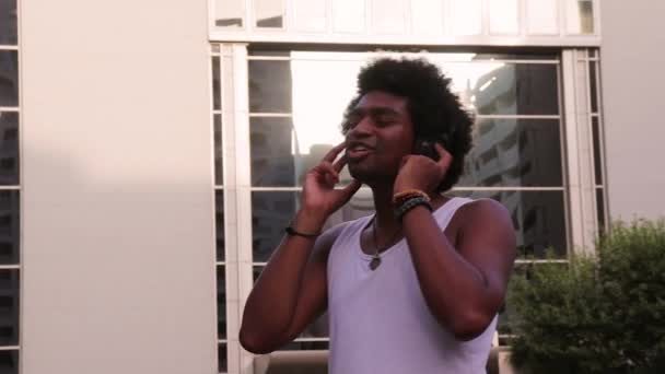 Jeune Homme Dansant Chantant Sur Musique Avec Des Écouteurs Dans — Video