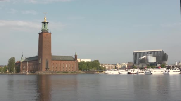 Stockholm Városháza Vízparton Csodálatos Építészeti Látványosság — Stock videók