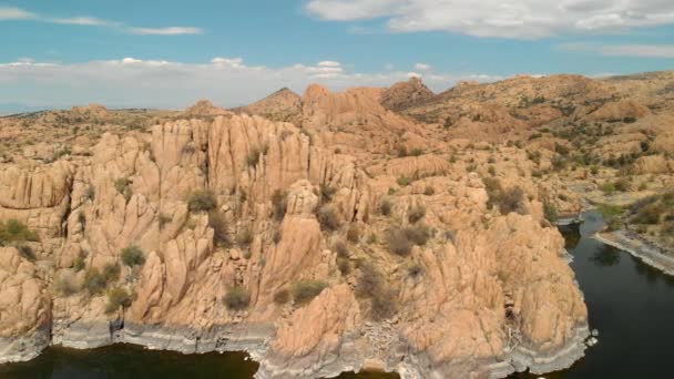 前景に丘 山を背景に花崗岩デル岩の空中ビューとワトソン湖 — ストック動画